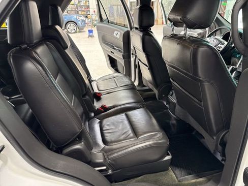 Used 2014 Ford Explorer XLT w/ Equipment Group 202A AWD/4WD image 17
