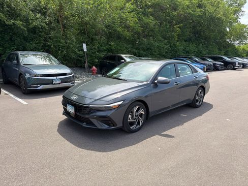Used 2026 Hyundai Elantra Limited FWD image 4
