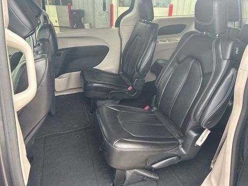 Used 2023 Chrysler Pacifica Touring-L FWD image 32