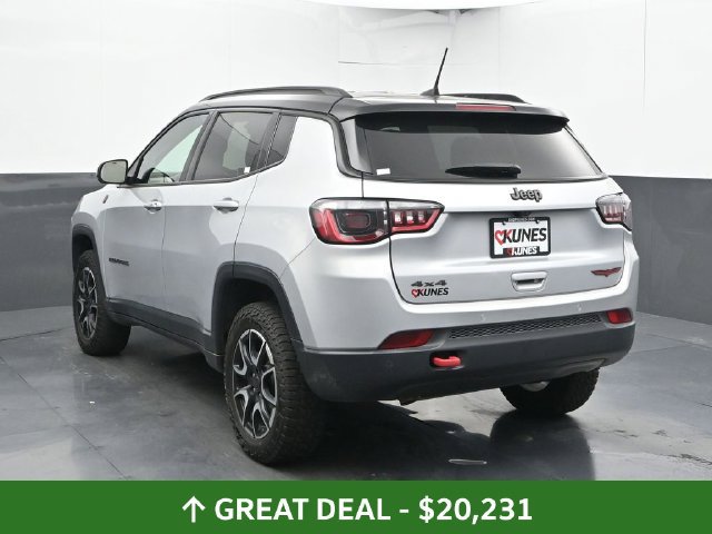 Used 2025 Jeep Compass Trailhawk AWD/4WD image 12