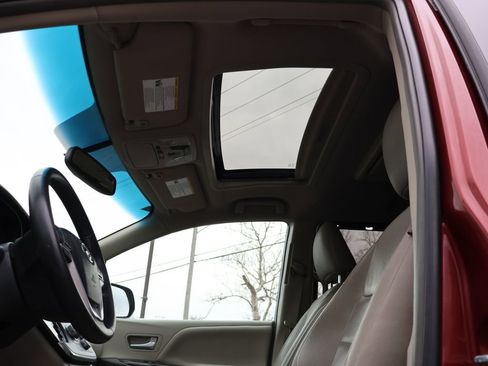 Used 2015 Toyota Sienna XLE Premium image 42