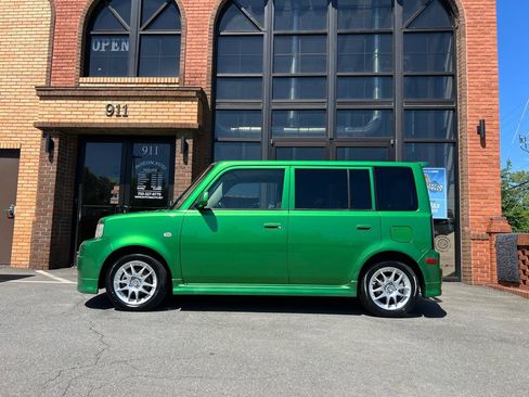Used 2006 Scion xB FWD image 4