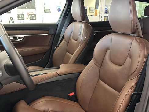 Certified 2025 Volvo V90 B6 Cross Country Ultra w/ Protection Package Premier AWD/4WD image 23