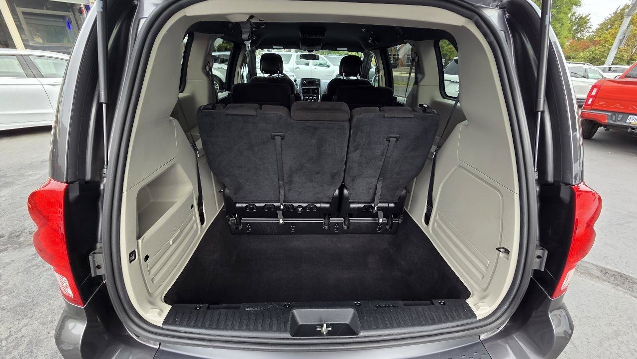 Used 2016 Dodge Grand Caravan SE FWD image 22
