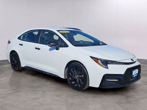 Used 2022 Toyota Corolla SE image 3