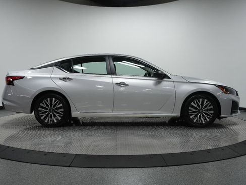 Used 2024 Nissan Altima 2.5 SV image 9