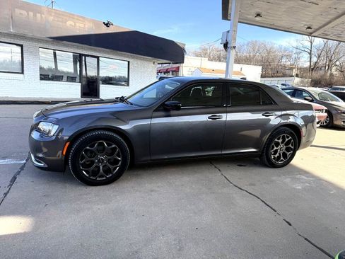 Used 2018 Chrysler 300 Touring w/ Sport Appearance Package image 4