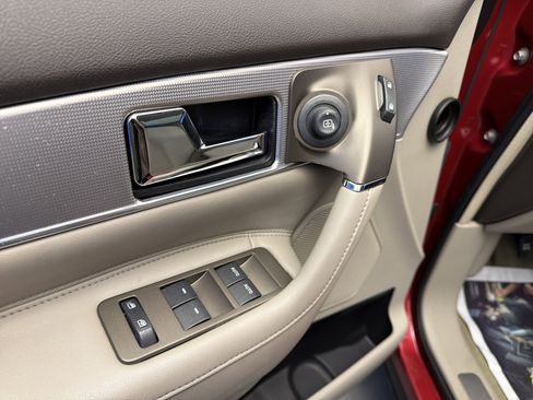 Used 2012 Lincoln MKX FWD image 11