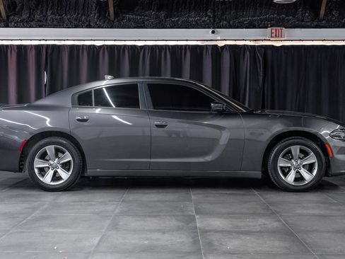Used 2015 Dodge Charger SXT image 9