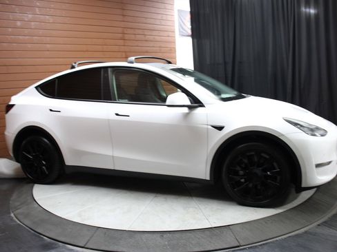 Used 2022 Tesla Model Y Long Range image 16