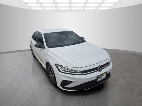 Used 2025 Volkswagen Jetta Sport image 2