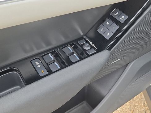 Used 2025 Land Rover Range Rover Velar Dynamic SE image 22