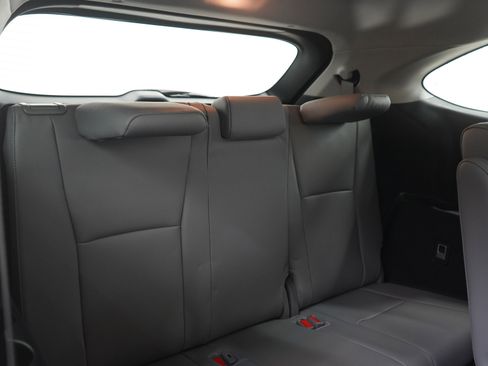 Used 2024 Toyota Highlander Platinum AWD/4WD image 13