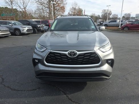 Used 2025 Toyota Highlander XLE image 2