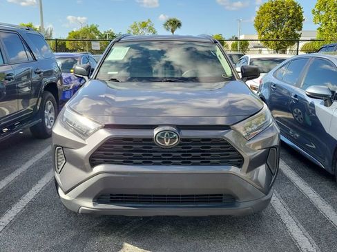Used 2020 Toyota RAV4 LE FWD image 2