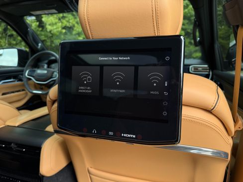 Used 2025 Jeep Grand Wagoneer Series III w/ Rear Seat Video Group 1 AWD/4WD image 28