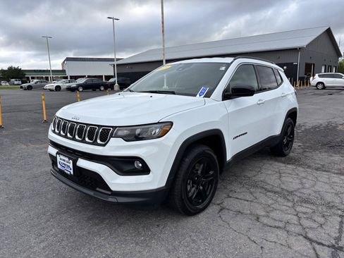 Used 2023 Jeep Compass Latitude w/ Convenience Group AWD/4WD image 3