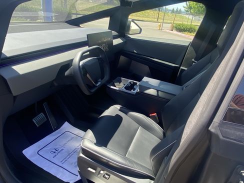 Used 2024 Tesla Cybertruck AWD Crew Cab image 10