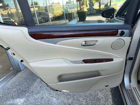 Used 2013 Lexus LS 460 L w/ All-Weather Pkg RWD image 19