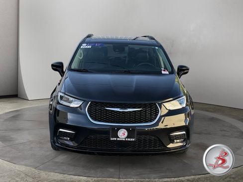 Used 2022 Chrysler Pacifica Touring-L FWD image 2