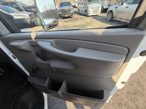 Used 2015 GMC Savana 3500 image 51