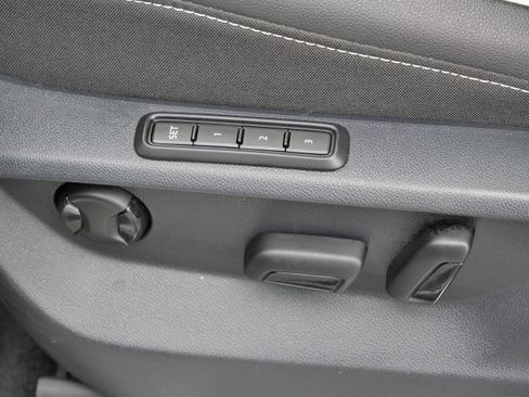 Certified 2022 Volkswagen Tiguan SEL R-Line image 20