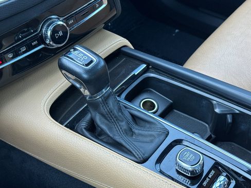 Used 2018 Volvo XC90 T6 Momentum w/ Convenience Package image 23