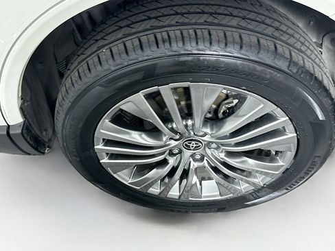 Used 2021 Toyota Venza LE image 11