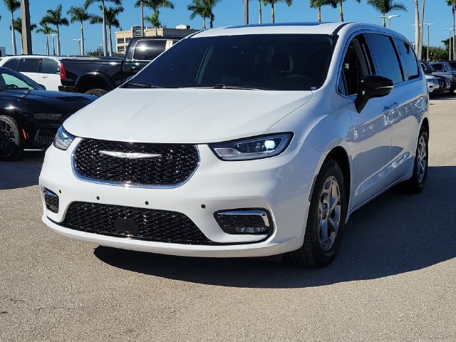 Used 2024 Chrysler Pacifica Limited w/ Uconnect Theater Family Group FWD image 3