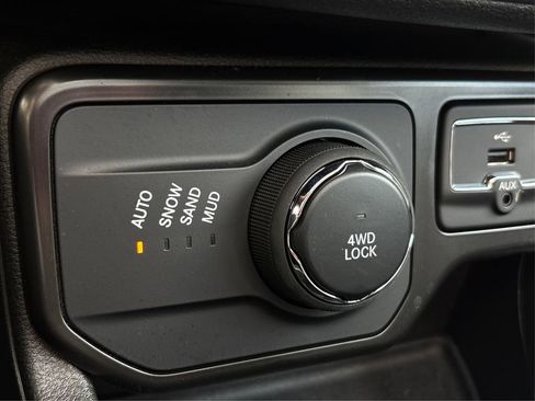 Used 2023 Jeep Renegade Latitude w/ Sun/Sound Group image 34