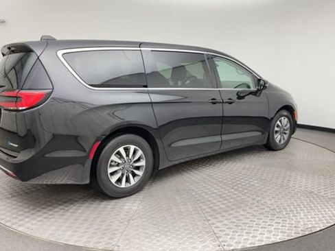 Used 2024 Chrysler Pacifica Limited FWD image 2