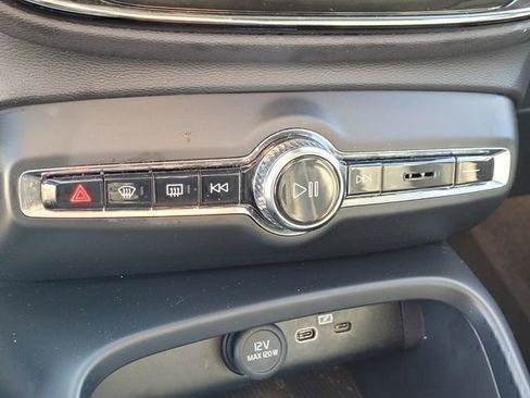 Used 2023 Volvo XC40 B5 Core image 22