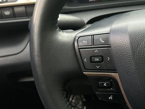 Used 2023 Toyota Crown XLE image 28