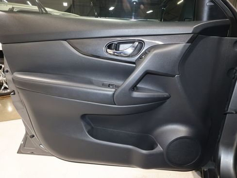 Used 2017 Nissan Rogue SV w/ SV Premium Package image 22