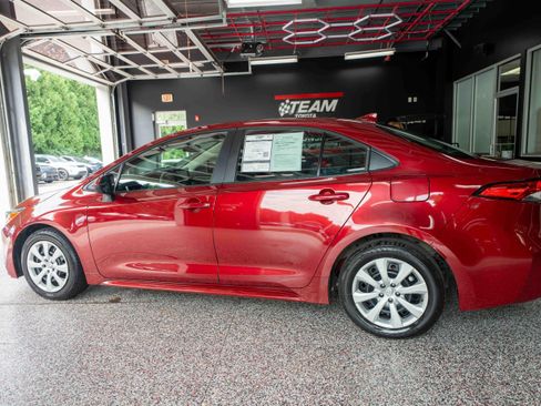 Used 2025 Toyota Corolla LE FWD image 2