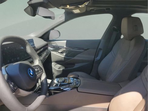 Used 2025 BMW i5 eDrive40i w/ Premium Package RWD image 17