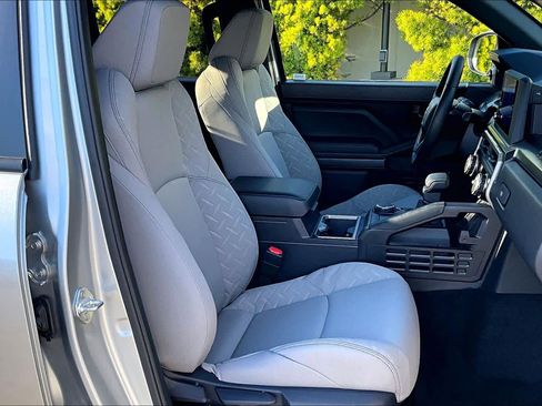 Used 2026 Toyota Tacoma SR5 image 8