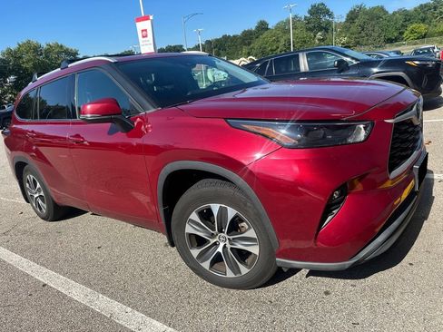 Used 2022 Toyota Highlander XLE AWD/4WD image 3