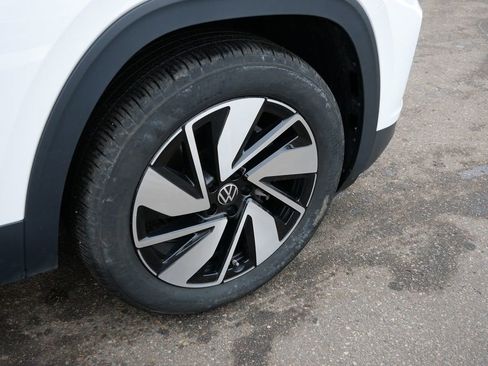 Used 2025 Volkswagen Atlas SE AWD/4WD image 13
