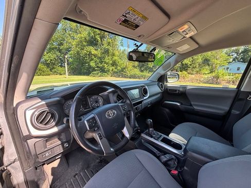 Used 2017 Toyota Tacoma SR5 RWD image 13