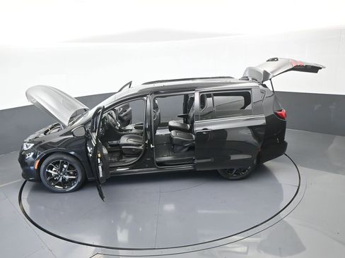 Used 2023 Chrysler Pacifica Limited w/ S Appearance Package image 68