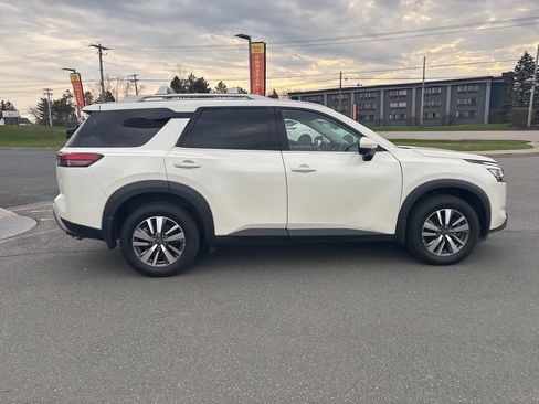 Used 2023 Nissan Pathfinder SL AWD/4WD image 9