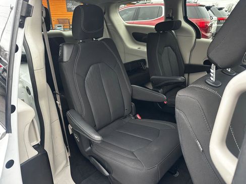 Used 2022 Chrysler Voyager LX image 19