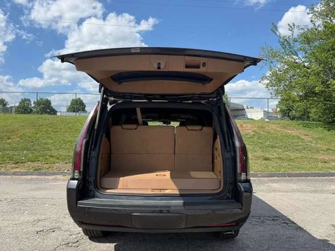 Used 2017 Cadillac Escalade Platinum AWD/4WD image 16
