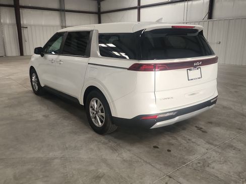 Used 2024 Kia Carnival LX FWD image 3
