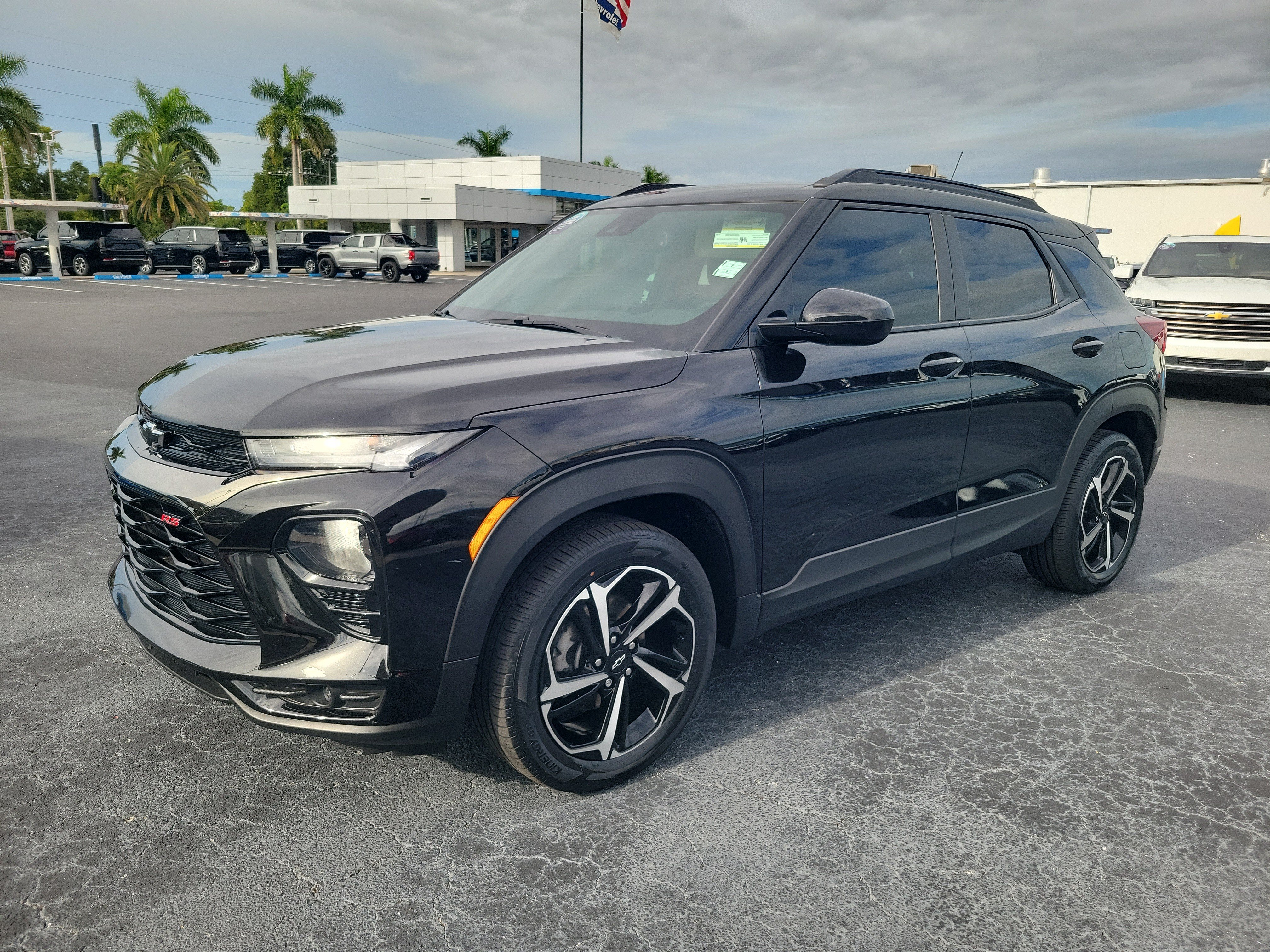 Used 2023 Chevrolet TrailBlazer RS w/ Convenience Package FWD image 2