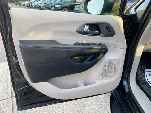 Used 2023 Chrysler Pacifica Touring-L AWD/4WD image 19