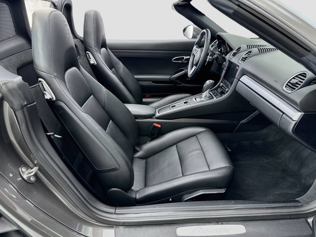 Used 2018 Porsche 718 Boxster RWD image 17