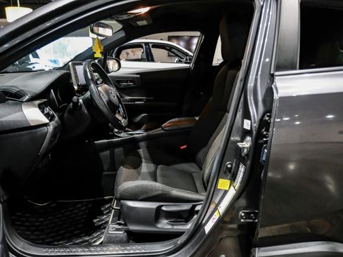 Used 2019 Toyota C-HR XLE FWD image 4
