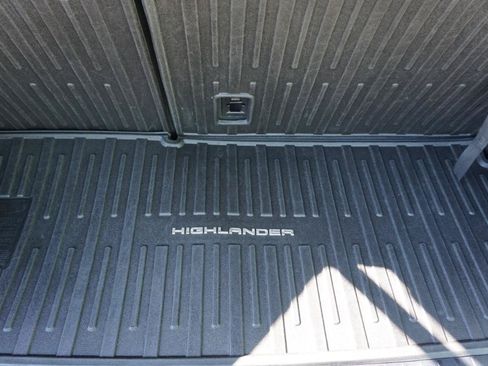 Used 2021 Toyota Highlander XLE AWD/4WD image 8